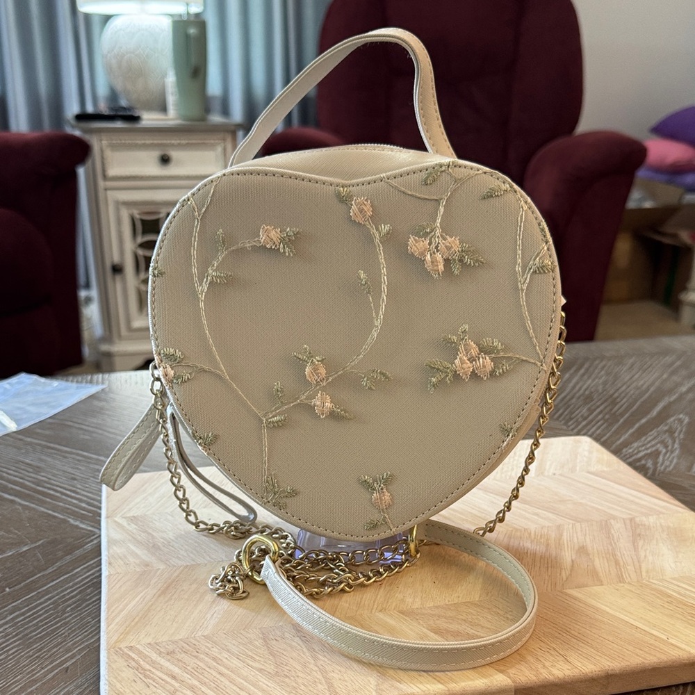 Floral Heart Crossbody Bag in Cream with Gold Chain